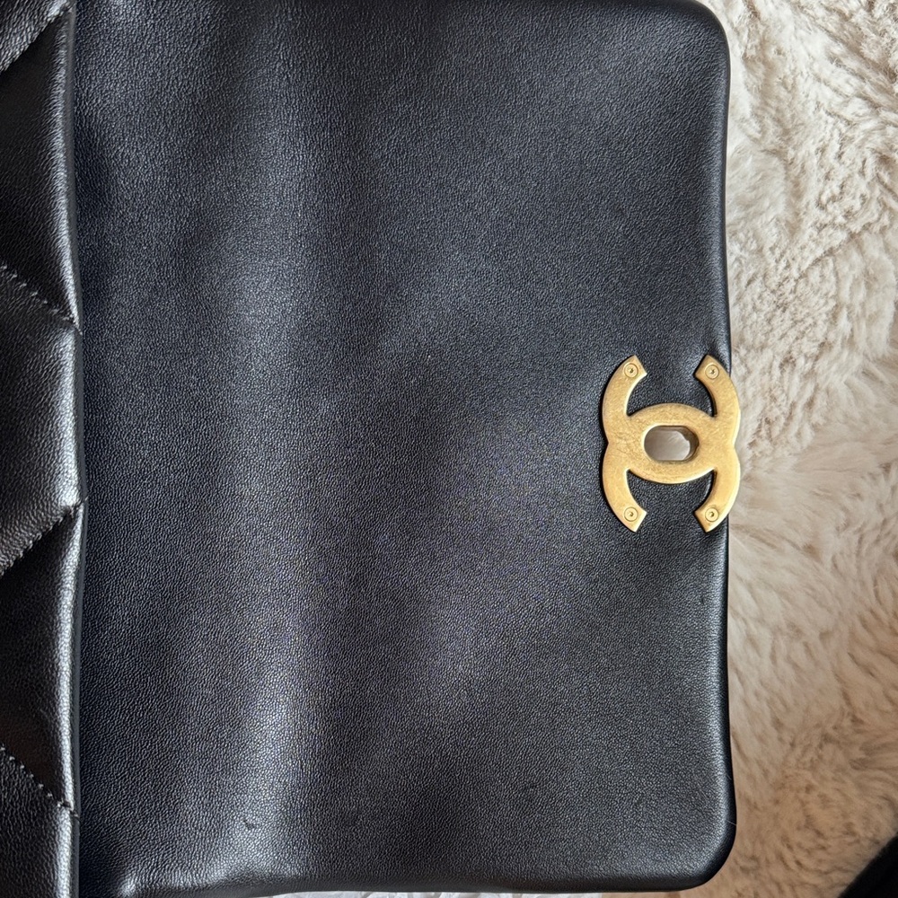 Chic Black Quilted Leather Bag - Picture 10 of 13